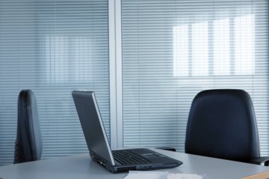 Ofis Masası ve dizüstü 