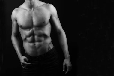 Hafif arka plandaki kaslı genç adam. 