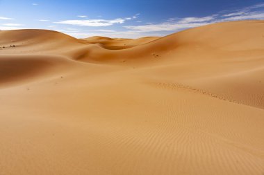 Sahara çölünde kum tepeleri