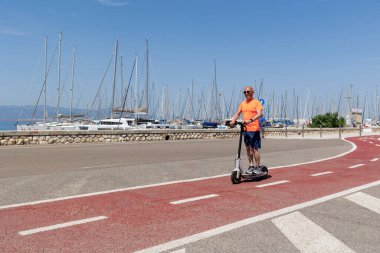 Son sınıf öğrencisi motosiklete biniyor.