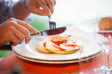 Restoranda kahvaltı yapan bir adam. 