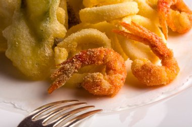 beyaz tabakta kızartılmış karides 