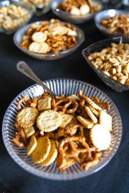 Siyah bir tabakta farklı krakerlerden oluşan yakın plan bir fotoğraf. 