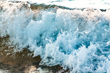 Deniz suyu dalgaları ve mavi gökyüzü. 