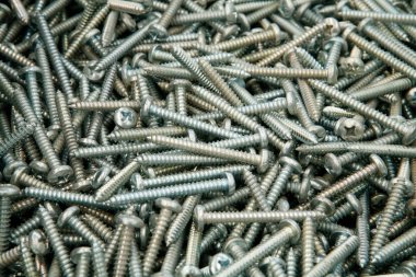 Atölyedeki metal vidalar. 