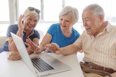 Gülümseyen kıdemli çift Smartphone kullanarak