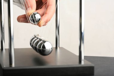 Newton beşik sarkaç çelik kinetik topları el bir çekerek