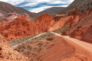 Ateş ülkesinde gökyüzü ve dağlar arasındaki manzara (Arjantin)