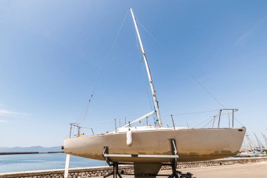 Akdeniz 'deki limanda yelkenli. 