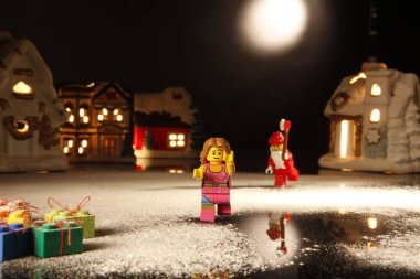 İronik bir şekilde lego noel baba korkmuş bir kadını baltayla kovalıyor.