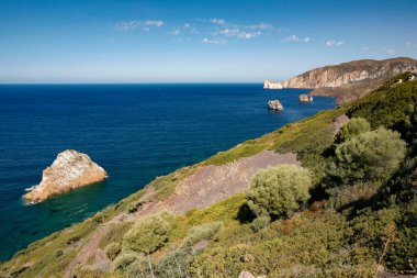 Uçurumu ve denizi olan güzel bir manzara.. 