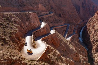 Dades Gorge dağ kanyonundaki kıvrımlı kıvrımlı kıvrımlı yılan yolu. Fas 'ın ünlü turistik simgesi, R704 Yolu. Hava görünümü.