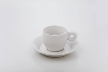 Beyaz arkaplanda beyaz seramik bardak 