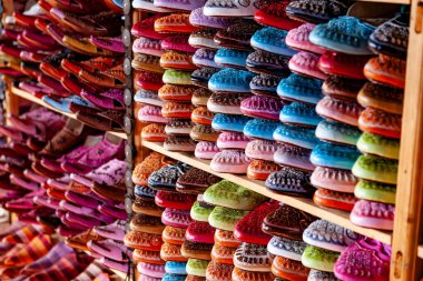 Mağazadaki farklı renkli terliklerin yakın plan çekimi. 