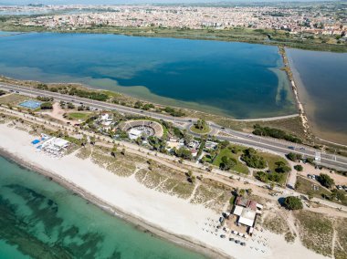 Poetto di Cagliari (CA) İtalya ve Molentargius göletinin havadan görünüşü - şehir arka planda görülebilir.