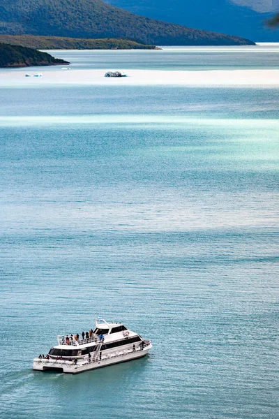 Boat Excursion Group Tourists Admire Iceberg Middle Sea Patagonia — Stock Photo, Image