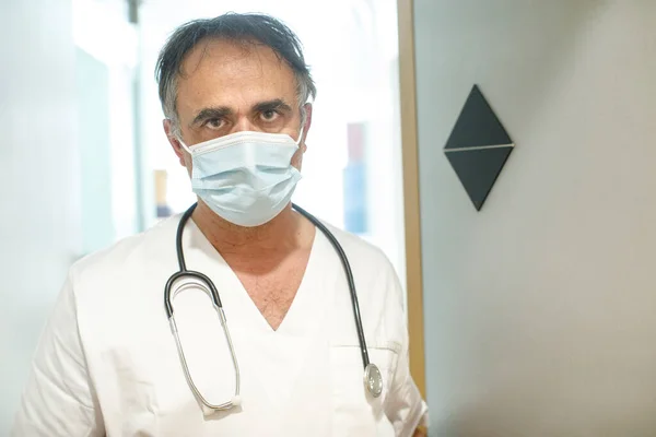 Ameliyat Odasının Kapısında Duran Beyaz Önlüklü Doktor Ciddi Görünüyor — Stok fotoğraf