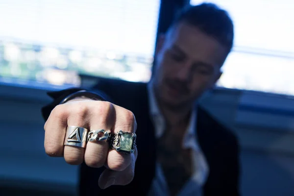 Részletesen Kezét Egy Tetovált Ember Sok Gyűrűvel Aki Szorítja Öklét — Stock Fotó