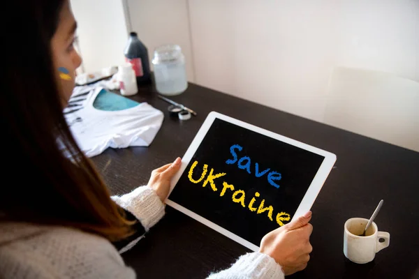 Menina Mão Segurar Tablet Que Ukraine Com Referência Guerra Ucrânia — Fotografia de Stock