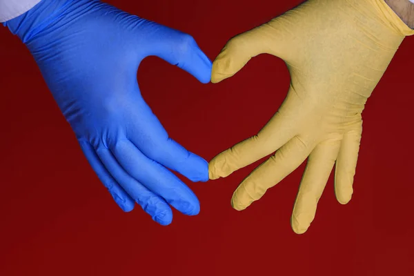 Ruce Rukavicemi Barvy Ukrajiny Tvoří Srdce — Stock fotografie