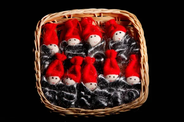 Wiklinowy Koszyk Zawierający Świąteczne Kukiełki Czarnym Tle — Zdjęcie stockowe