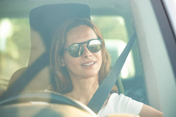 Fair Haired Γυναίκα Γυαλιά Ηλίου Οδηγεί Ένα Όχημα Κάθεται Ζώνη — Φωτογραφία Αρχείου