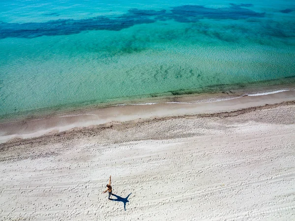 Aerial View Beach Crystal Clear Sea You See Lonely Man — Stock Photo, Image