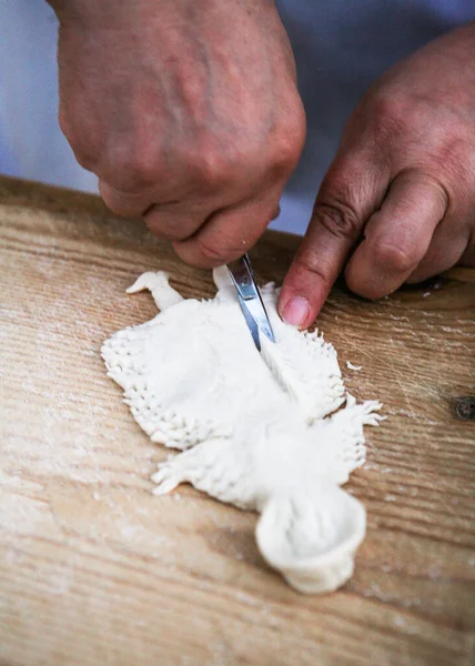 피자를 만들기 반죽을 준비하는 요리사의 — 스톡 사진