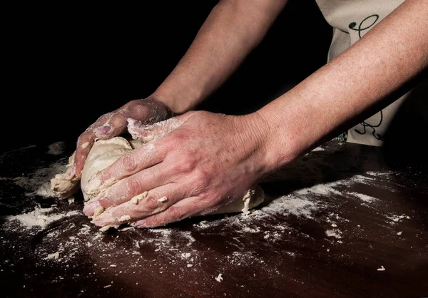 Handen Van Een Dame Bereiden Het Deeg Voor Zelfgemaakt Brood — Stockfoto