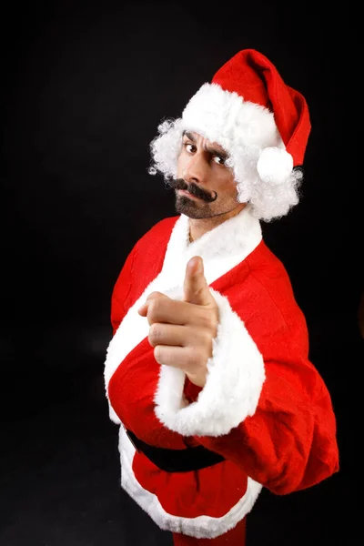 Santa Claus Com Bigode Guiador Olha Popa Aponta Indicador Isolado — Fotografia de Stock