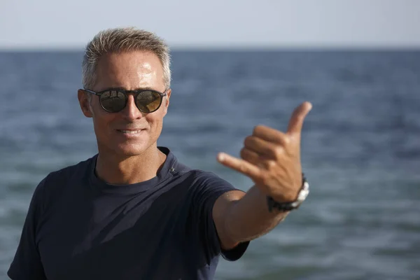 Man Sunglasses Makes Typical Surfer Gesture — Stock Photo, Image