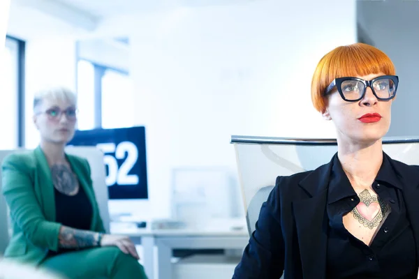 Женщина Менеджер Рыжими Волосами Капоте Татуировками Черной Курткой Черными Очками — стоковое фото