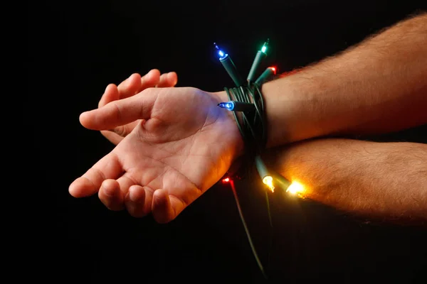 Mãos Atadas Pelo Fio Das Luzes Natal — Fotografia de Stock