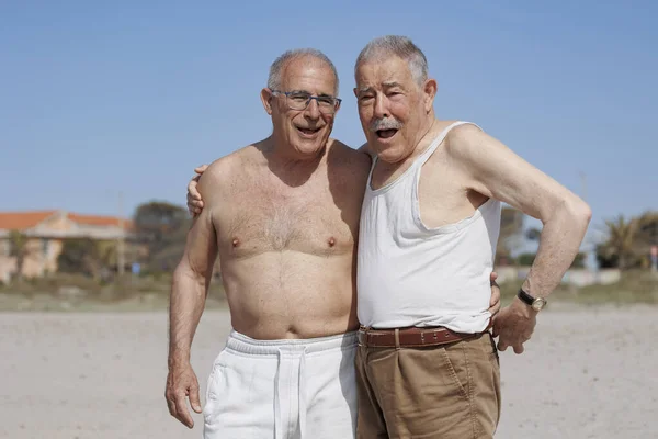 Starsi Mężczyźni Morzu Bawić Się Strój Kąpielowy Pobliżu Brzegu — Zdjęcie stockowe