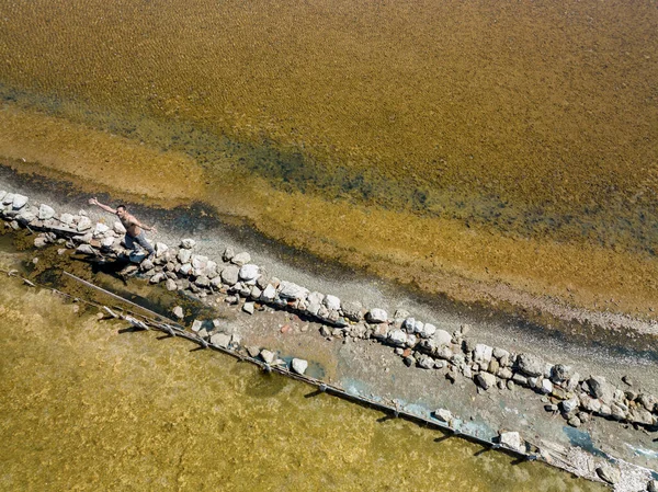 Panoramatický Obraz Rybníka Pořízeného Dronem Uprostřed Prochází Úzká Cesta Která — Stock fotografie