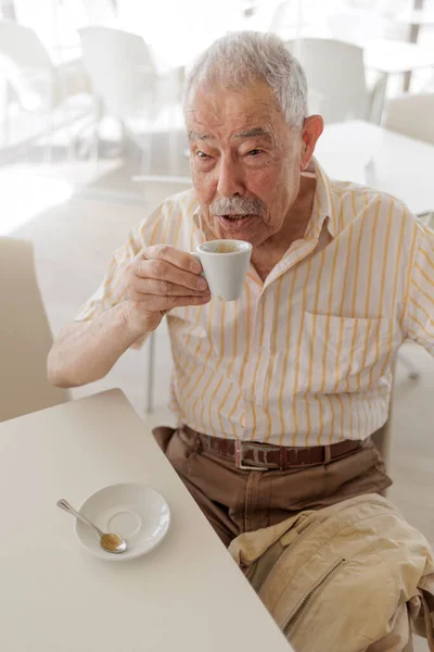 Bir Fincan Çay Içen Olgun Bir Adamın Portresi — Stok fotoğraf