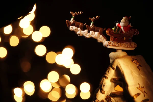 Detail Schlitten Mit Weihnachtsmann Spielzeug Schwarzer Hintergrund Mit Lichtern — Stockfoto