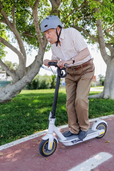 Volwassen Man Paardrijden Elektrische Scooter — Stockfoto