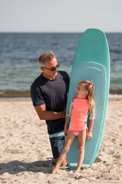 Pappa Med Solglasögon Baddräkt Lär Grunderna Surfing Till Sin Dotter — Stockfoto