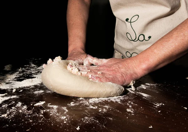 Mani Femminili Stendere Pasta Con Mattarello Sfondo Legno — Foto Stock