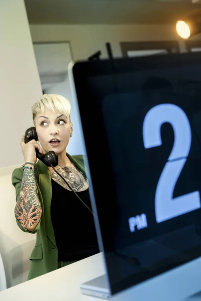 Blondes Tätowiertes Mädchen Grüner Jacke Büro Spricht Auf Einem Schwarzen — Stockfoto