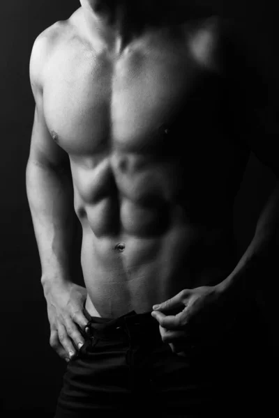 Muscular Man Beautiful Body Dark Background — Stock Photo, Image