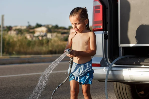 夏天放假时 面包车旁边的小女孩在洗澡 — 图库照片