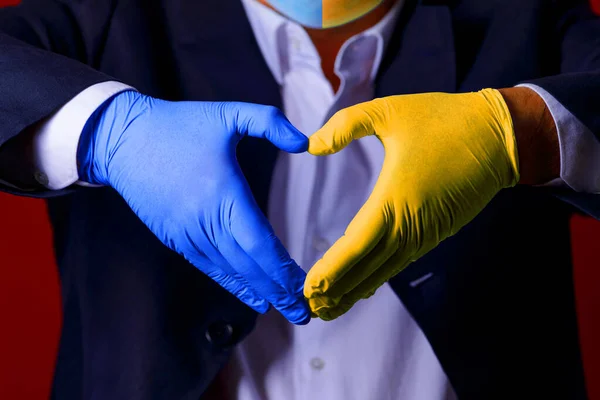 Händer Med Handskar Och Färgerna Ukraina Bildar Ett Hjärta — Stockfoto