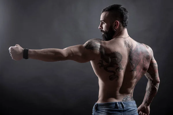 Siyah Arka Planda Dövmeleri Olan Yakışıklı Sakallı Bir Adamın Portresi — Stok fotoğraf