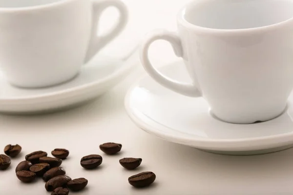 Белая Чашка Кофейными Зёрнами Белом Деревянном Столе — стоковое фото