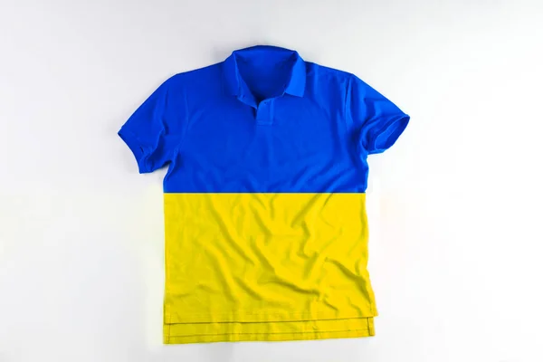 白色孤立背景上的T恤乌克兰国旗符号 — 图库照片