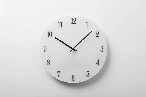 Reloj Pared Con Reloj Pared Que Muestra Cinco Horas Reloj —  Fotos de Stock