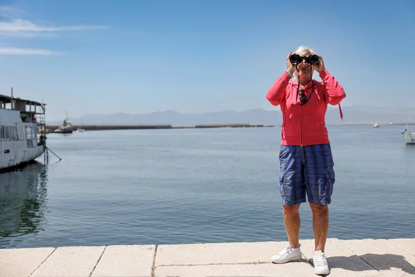 高级男子戴着太阳镜 头戴太阳帽 在海底拍照时使用相机 — 图库照片