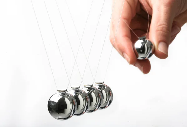 Newton Pêndulos Berço Bolas Cinéticas Aço Mão Puxando — Fotografia de Stock